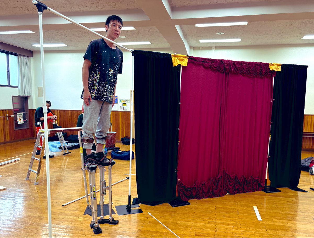 jugglerakira's tweet photo. 東京滞在中。舞台セットの建て込みに���役立つスティルト。 https://t.co/AF6nlMhLTl