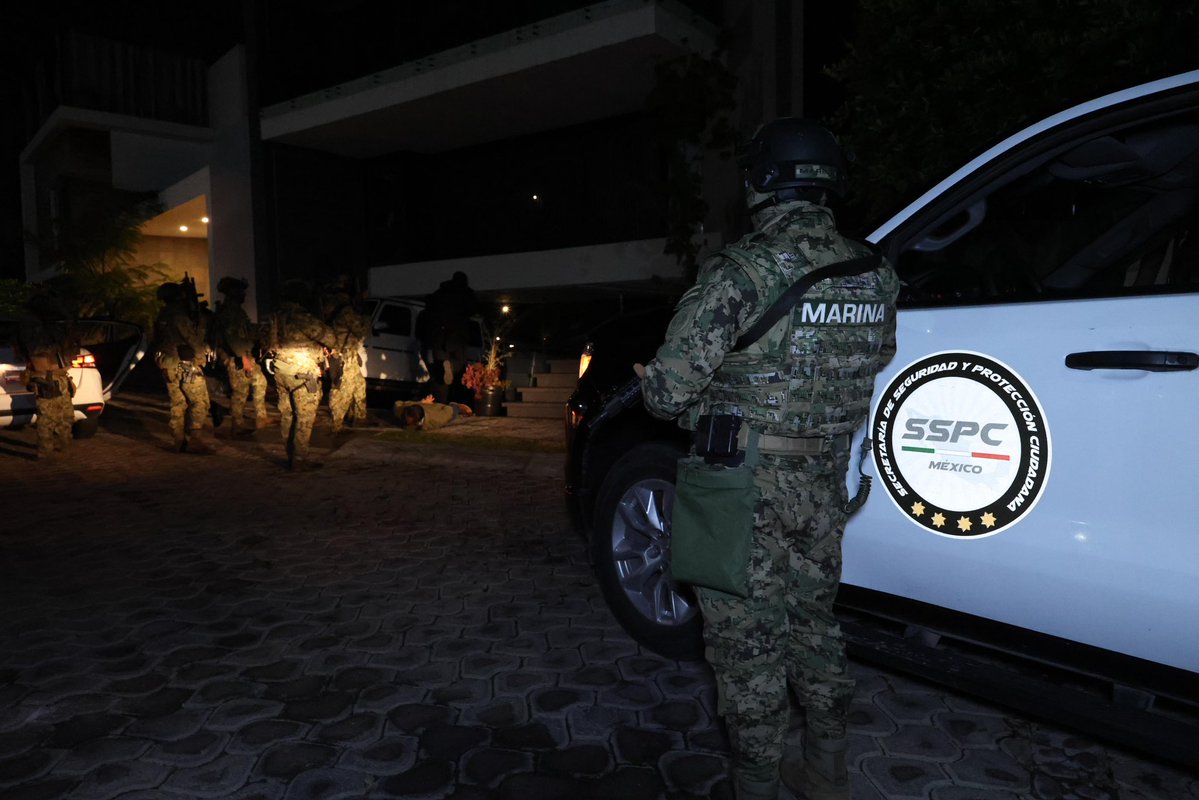 OHarfuch's tweet photo. Derivado de trabajos de inteligencia e investigación, en una operación conjunta de la Agencia de Investigación Criminal y FEMDO de @FGRMexico, @SSPCMexico y @SEMAR_mx, con información del Centro Nacional de Inteligencia y en coordinación con autoridades del estado de Puebla y Guerrero fue detenido en Lomas de Angelópolis Govén Ulisses N, alias “El Amarillo” y/o “El Gobén”, objetivo prioritario y presunto líder de una célula criminal vinculada con “Los Rusos”, con presencia principalmente en Acapulco, Guerrero.
Este sujeto es identificado como uno de los principales generadores de violencia de dicha organización y está relacionado con delitos que afectan directamente a la población, entre ellos extorsión, secuestro y privación ilegal de la libertad, homicidio, así como tráfico y distribución de drogas.

Junto con él fueron detenidas dos personas que fungían como sus escoltas. Durante la operación se aseguraron armas,drogas y vehículos de lujo . De manera simultánea continúan cateos en distintos puntos de la zona como parte de las investigaciones.
Agradecemos al Gobernador de Puebla @armentapuebla_ y a la Gobernadora de Guerrero @EvelynSalgadoP todo el apoyo y la coordinación brindados para el desarrollo de esta operación.