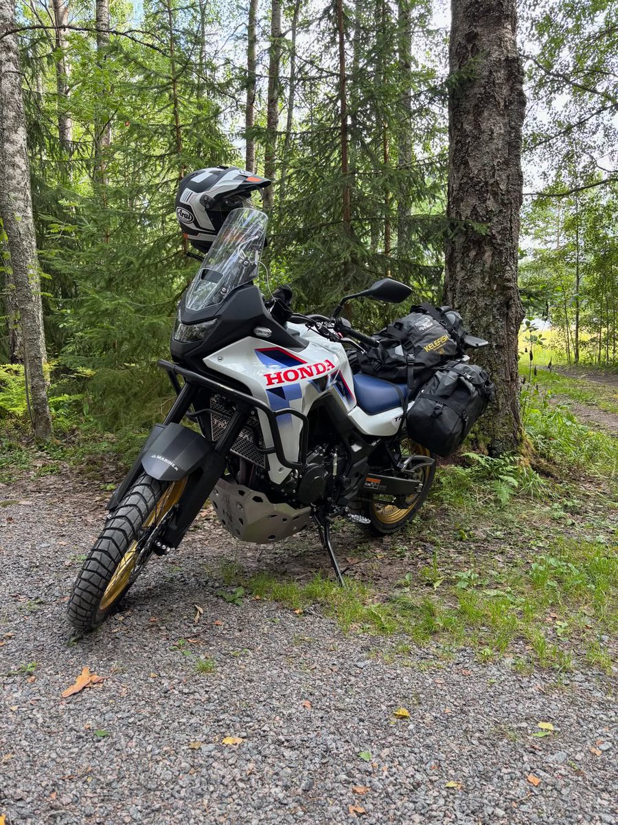 FarahCraftref's tweet photo. I didn’t feel like camping, but now that I’m here, everything feels different. Nature. https://t.co/6S2pGI3EjA