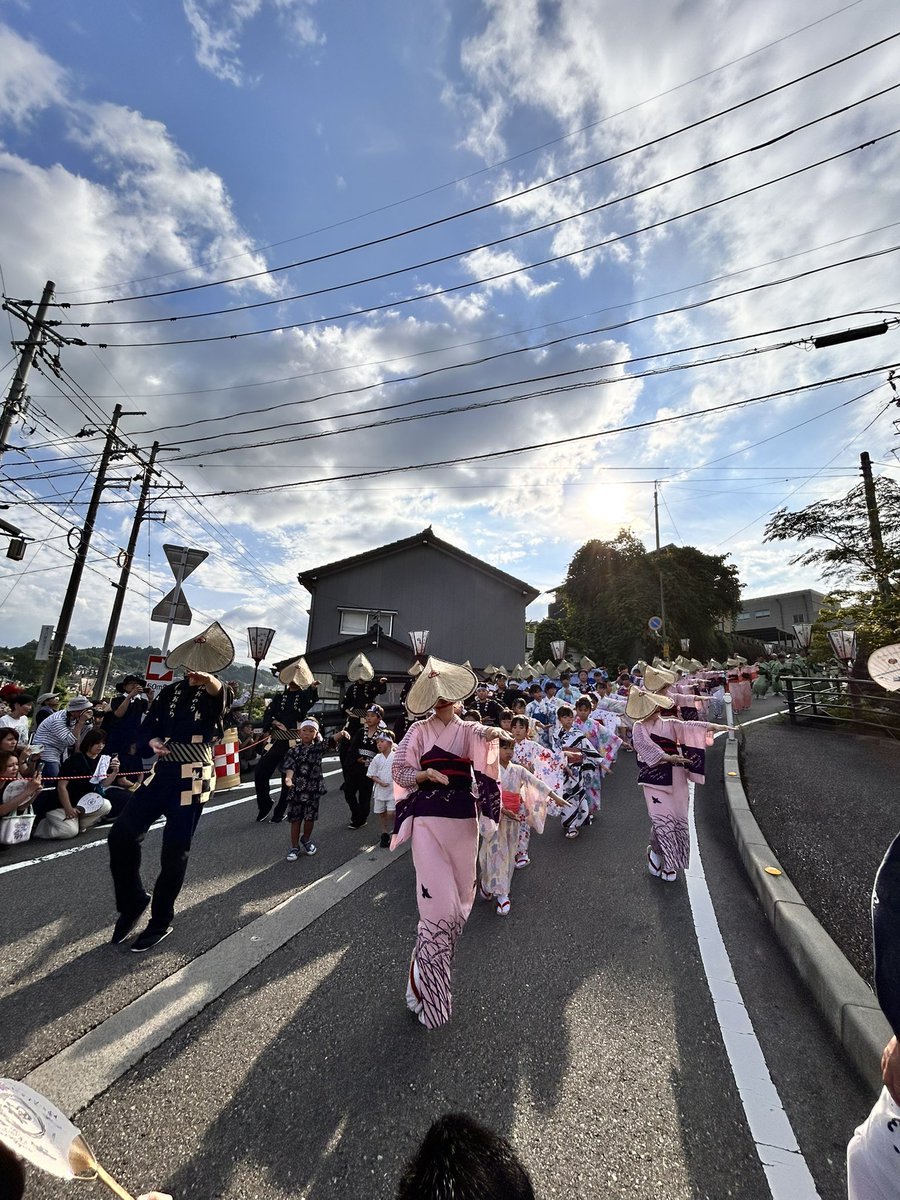 cyza18's tweet photo. 人生初のおわら風の盆

目の前で見る踊りは、言葉を失うほど衝撃的で美しかった…

あまりにも感動しすぎて、この空間にずっと浸っていたい

どんなに暑くても、どんなに歩いても、この素晴らしい景色に出会えるなら、全てが報われる

素敵な時間をありがとう https://t.co/WZ5lsVDEHx