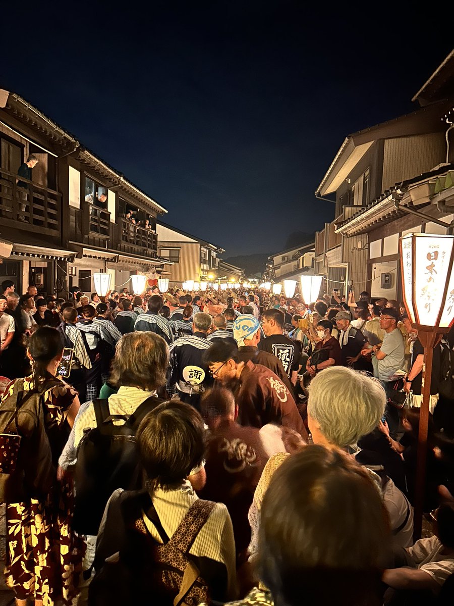 cyza18's tweet photo. 人生初のおわら風の盆

目の前で見る踊りは、言葉を失うほど衝撃的で美しかった…

あまりにも感動しすぎて、この空間にずっと浸っていたい

どんなに暑くても、どんなに歩いても、この素晴らしい景色に出会えるなら、全てが報われる

素敵な時間をありがとう https://t.co/WZ5lsVDEHx