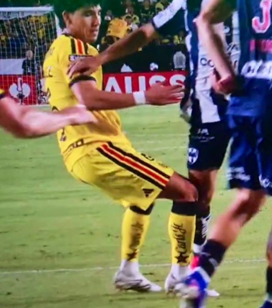EdgarRomoGDL's tweet photo. Es claro el contacto de Kevin sobre Orbelin en la rodilla, PENAL bien marcado, lo que pasa es que acá no les ayudan con las decisiones arbitrales que están acostumbrados.

Felicidades @Rayados digno finalista de la @LeaguesCup https://t.co/SbhCfVaVil