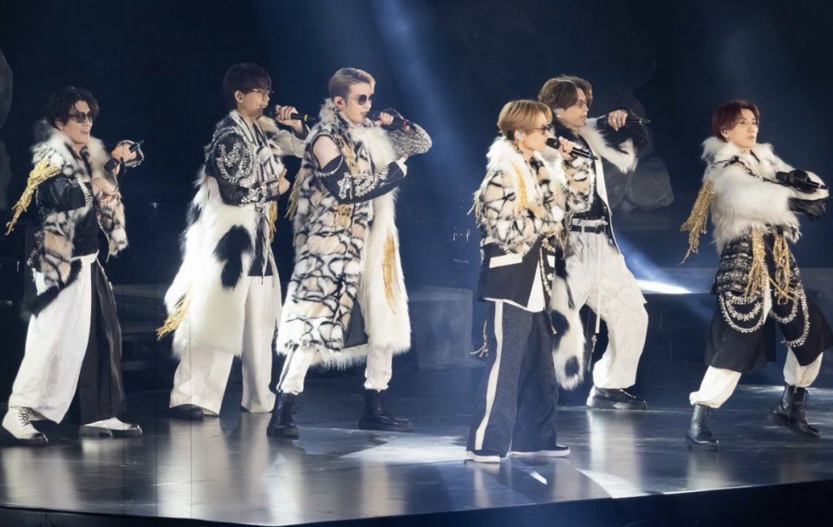 gfrstsn's tweet photo. 樹「基本全部6人で決める」
北「衣装とかは “赤っぽいのにしよう”となったらそれぞれが着たい衣装を発注する」
ジェ「帽子や手袋とかパーツは個別に発注して」
髙「生地だけ揃えて形は自由だったり」
北「割と本番直前にお互いの衣装を知ることも」

⬆️恐ろしいセルフプロデュース力....
#スタソン https://t.co/3eeqnB3CR1