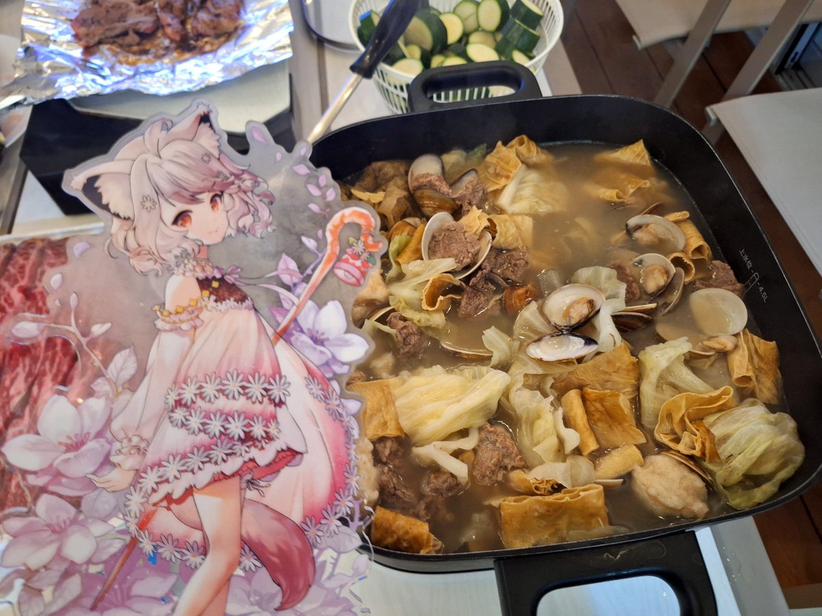 mocha__19's tweet photo. 大小姐晚上貴安
剛好也在吃晚餐
發一下跟羊的烤肉&amp;火鍋

烤盤上滿滿的都是羊肉
灑上孜然大吃一口 超好吃✨️
煎牛肉也很讚 十分完美

火鍋的話是用寶介紹的湯包去煮的
這樣煮出來真的很好吃
雖然我幾乎都在喝湯

看羊（肉）在烤盤上滋滋作響…
不管是看還是聽都很餓
揪寶一起來吃🥰

#呼叫極狐
#有揪狐 https://t.co/enznTqpu1J
