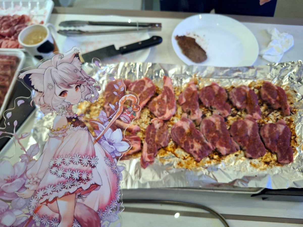 mocha__19's tweet photo. 大小姐晚上貴安
剛好也在吃晚餐
發一下跟羊的烤肉&amp;火鍋

烤盤上滿滿的都是羊肉
灑上孜然大吃一口 超好吃✨️
煎牛肉也很讚 十分完美

火鍋的話是用寶介紹的湯包去煮的
這樣煮出來真的很好吃
雖然我幾乎都在喝湯

看羊（肉）在烤盤上滋滋作響…
不管是看還是聽都很餓
揪寶一起來吃🥰

#呼叫極狐
#有揪狐 https://t.co/enznTqpu1J