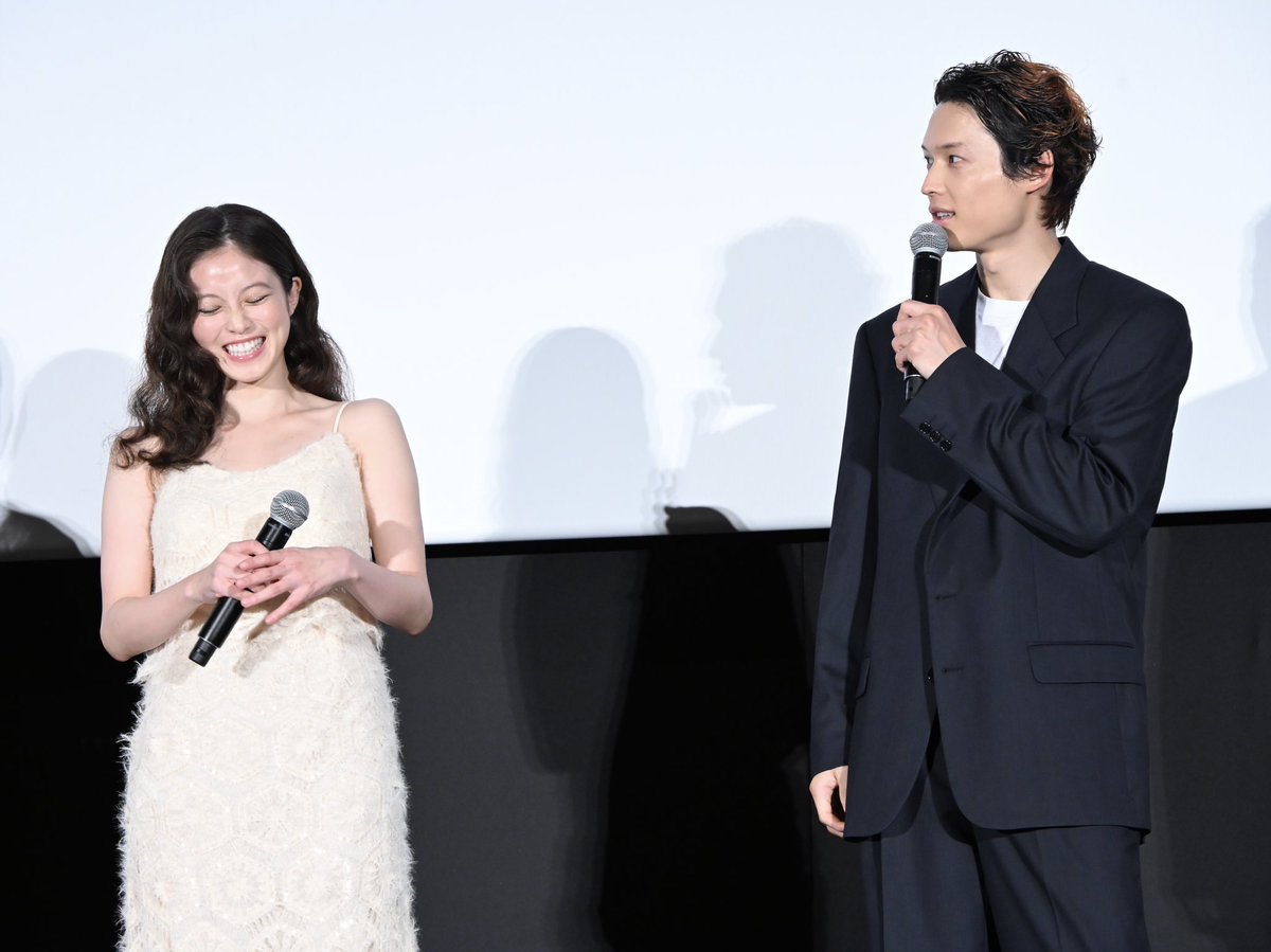 joho_press's tweet photo. 松村北斗＆今田美桜、東野圭吾先生からの生前コメントに驚きと感謝
『白鳥とコウモリ』公開前夜祭舞台挨拶(9/3)
◆https://t.co/UgMi0D3mvr
◆https://t.co/26jRKzfcYA
#白鳥とコウモリ #松村北斗 #今田美桜 #柄本佑 #吉田羊 #岸善幸 https://t.co/UjZuub78RR