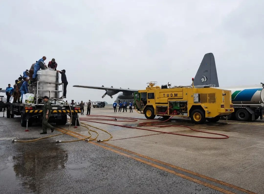 HaziqKapten's tweet photo. 🇲🇾 MAKING RAIN 

Royal Malaysian Air Force today officially commenced Cloud Seeding operations at Sarawak in effort to create rain to increase water level at the reservoirs and dams. This cloud seeding operations are also an effort to reduce the Haze coming from Indonesia. https://t.co/BpuLpuumtW
