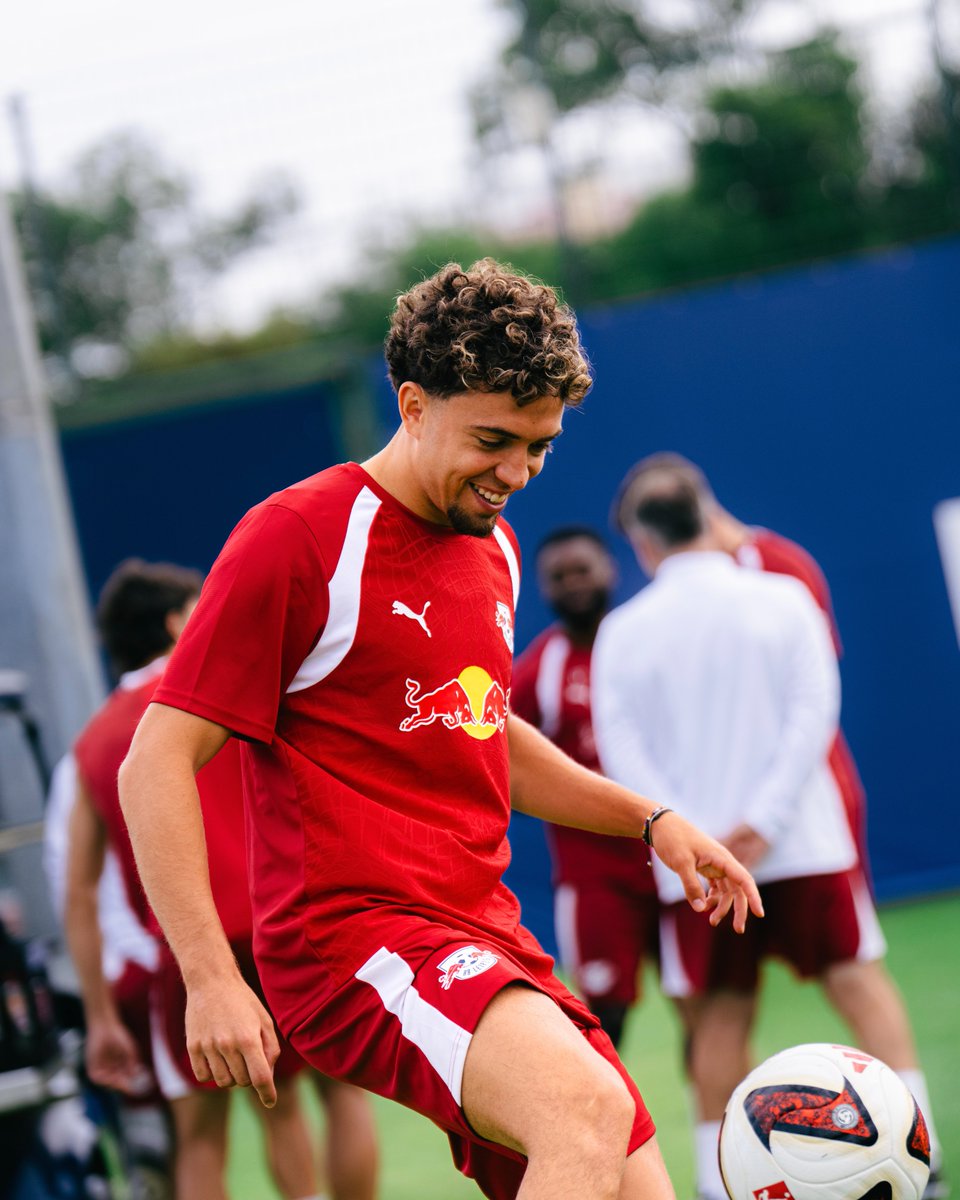 RBLeipzig's tweet photo. 🎙️Martin #Demichelis: "Marc #Guiu ist unter Enzo Maresca in London viel gewachsen, und wir haben viel Hoffnung in ihn, weil er ein Spieler ist, der uns in verschiedenen Momenten weiterhelfen kann. Er ist schnell und gut im Pressing.

Mit Neil #ElAynaoui auf der 6 oder 8 haben wir einen sehr guten Spieler geholt. Er kann auf verschiedenen Positionen spielen und bringt uns viel Erfahrung mit.

Wir sind sehr zufrieden mit dem kompletten Kader. Der Verein hat hart gearbeitet und es geschafft, auf den Positionen, auf denen wir es gebraucht haben, nachzulegen und Spieler zu verpflichten."