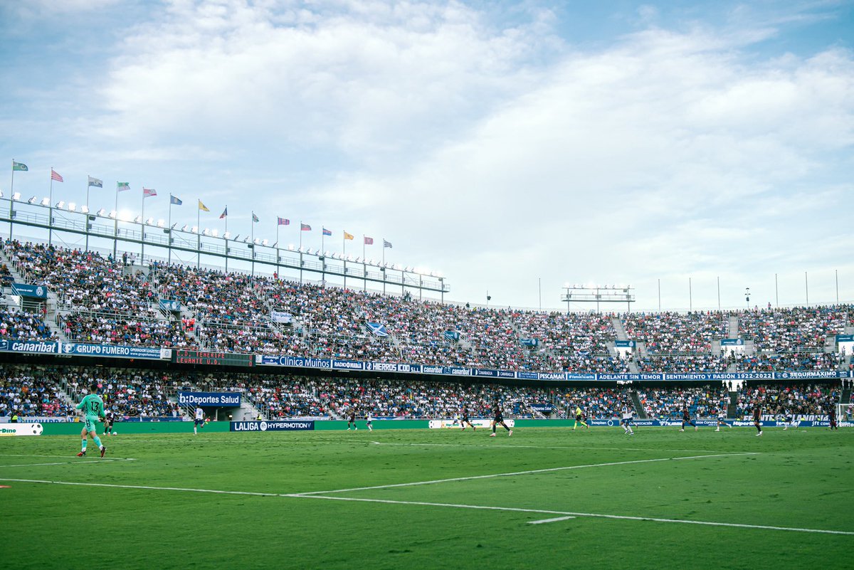 mdaswani's tweet photo. 🏟️ Tanto @CDTOficial (16.518) como @CB1939Canarias (4.550) han tenido que parar sus respectivas campañas de abonos por falta de espacio

❌ Aquí sorprende la falta de planificación y soluciones del Cabildo y, lo que es peor, que sigan sin admitir el problema

🏴 El Heliodoro y el Santiago Martín ya se han quedado pequeños –no es opinión, es la realidad que demuestran los números– y la falta de aforo impide a sus respectivos equipos seguir creciendo