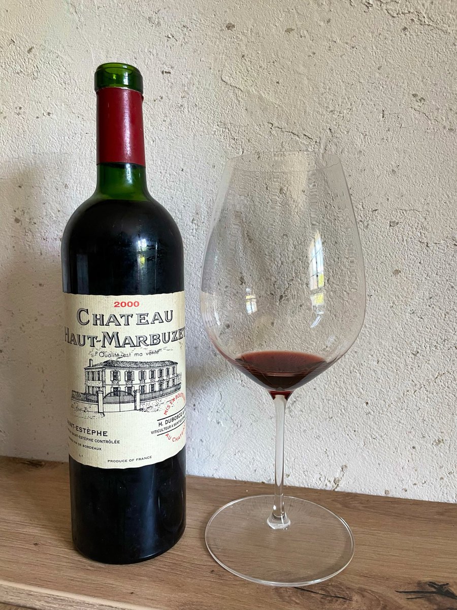 VinsAmateur's tweet photo. 2000 n’est pas un grand millésime à Saint-Estèphe, contrairement à ses voisins #Pauillac ou même Saint-Julien, selon l’aveu même de M. H. Duboscq. En résulte un joli #Medoc à maturité certes, rustique, mais avec un côté brouillon, inachevé et des tanins encore un peu rugueux. https://t.co/U2d4Hq9Nyb