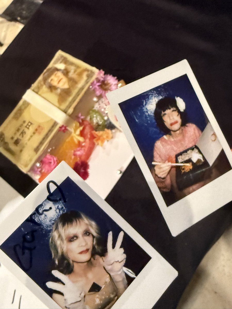 ihatemyselfandi's tweet photo. GUMMY ONEMAN LIVE
「グミの⽇」

【速報】本日0時からサイレントで1stEP
配信されてた

"言わなくても探すのがあんたたちの仕事でしょ?ちゃんと謝って👠"
同期なし熟練者達の初期衝動故必聴
新曲はgrungeまじNIRVANA過ぎて死ぬ

このお誕生日GIRLの弁当食ってる
チェキ爆笑aieさんおめでとう🎂💋 https://t.co/W54NpCsRNb