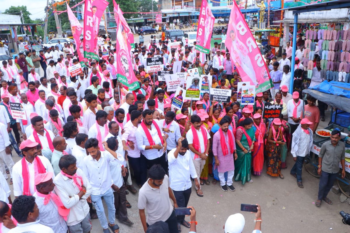 DrAnandMethuku's tweet photo. వెయ్యి రోజుల కాంగ్రెస్ రాక్షస పాలనపై.. @BRSparty కార్యనిర్వహక అధ్యక్షుడు @KTRBRS అన్న పిలుపుమేరకు ఈరోజు #కోటి్పల్లి మండల కేంద్రంలో  రైతులతో కలిసి ర్యాలీ నిర్వహించి,  ధర్నా చేయడం జరిగింది.

@KCRBRSPresident 
@BRSHarish 
@BrsSabithaIndra 
@RSPraveenSwaero 

#RythuBandhu
#RythuBheema
#FakeDAP
#Current
#PaddyBonus