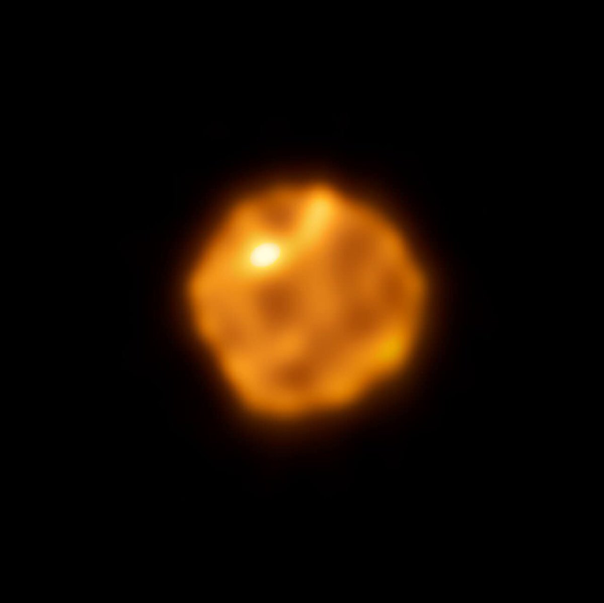 SystSolaire's tweet photo. Bételgeuse est en ébullition

Cette image ALMA montre la surface chaotique de la géante rouge, 800 fois plus large que le Soleil
Des bulles de gaz brûlant remontent des profondeurs… et l’un des points chauds est toujours là 7 ans plus tard

📸 : ALMA (ESO/NAOJ/NRAO)/W.Dent et al https://t.co/3IttNcZZ1R