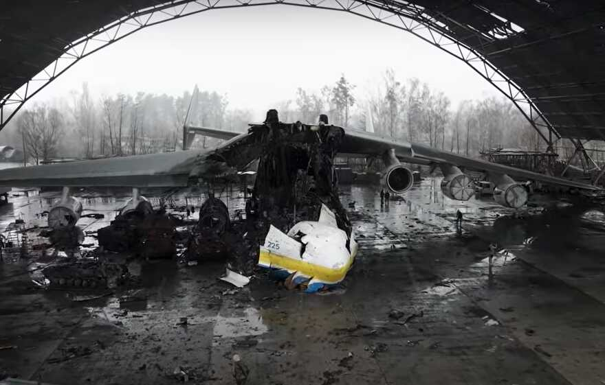 pan_dok's tweet photo. Так выглядят аэропорты Украины, которе российские фашисты разбомбили. Почему они считают, что аэропорты Москвы должны быть неприкосновенны? https://t.co/7CvVXAZAVD