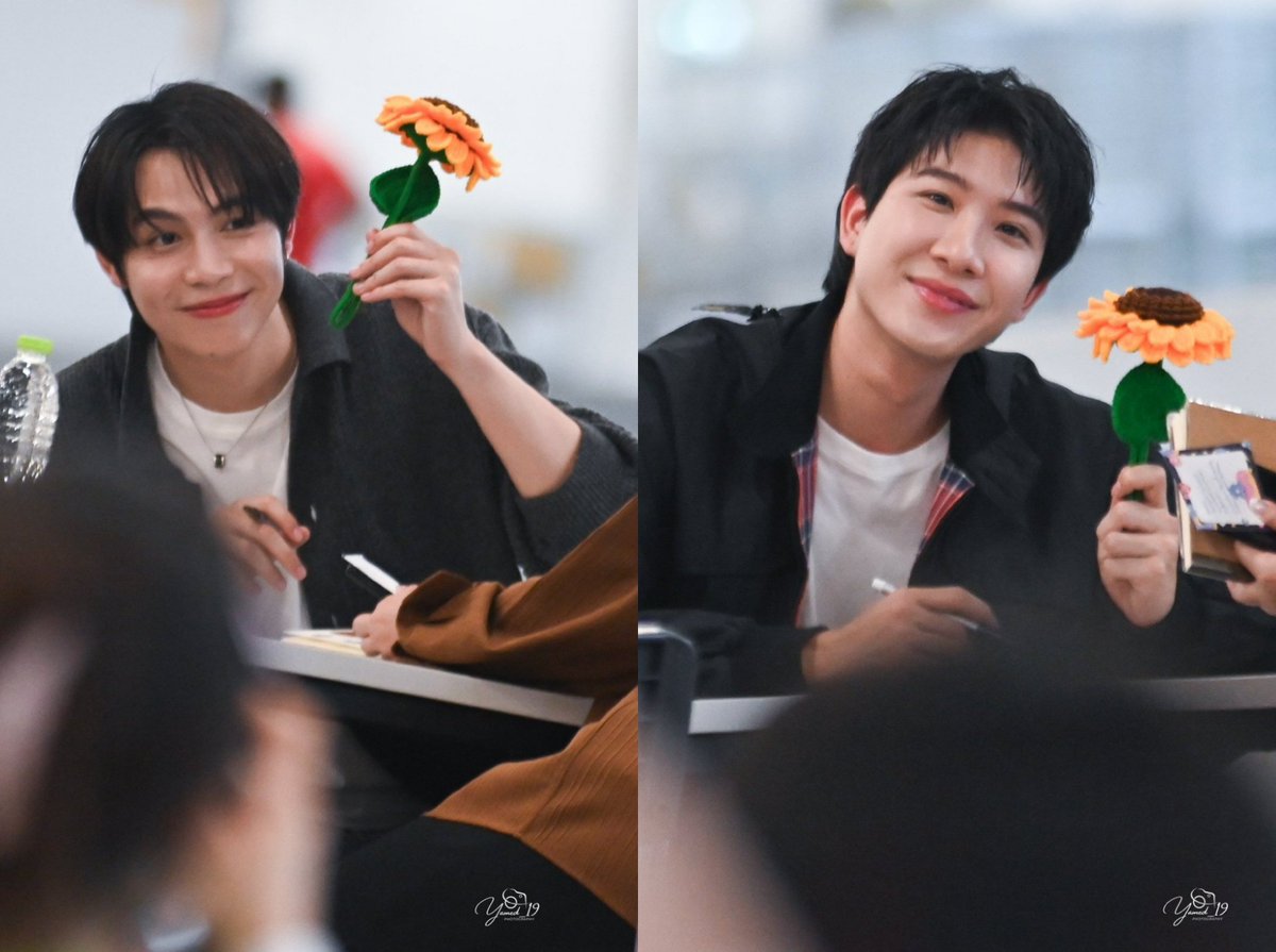 scarskieee's tweet photo. Sunflowers being their witness of love, along with being Khaotung's favourite flower 😭🤍

FIRST 28TH SPECIAL DAY 
#28thHappyFirstDay #เฟิร์สข้าวตัง https://t.co/D7OlrZBqif
