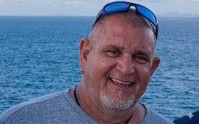 YOYOPRESS's tweet photo. 🛑 | MÁS DE 7 AÑOS lleva la madre de HUGO MARINO preguntando dónde está su hijo.

Una respuesta llegó hace unos meses. No del régimen. No de un tribunal. No de la Fiscalía.

Llegó por accidente — de la boca de un preso en la audiencia del caso PDVSA-Cripto, quien compartió celda con él en el DGCIM de Boleíta.

Lo que ese hombre presenció hace 2 años es tan grave que la periodista @maryorinmendez, quien lo reportó en su momento, decidió no decirlo públicamente. Solo dijo esto:
“Los detalles no voy a decirlos por respeto a su madre.”

7 años de silencio del régimen. Y la única señal llegó así.

¿Dónde está Hugo Marino? 
El régimen tiene la respuesta.