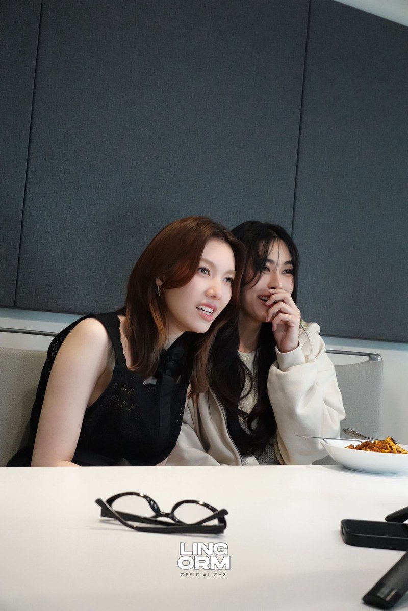 LingOrmCH3's tweet photo. “ แม่จะรับผิดชอบพี่รัญชน์เอง น้องนีนไปเจอคนที่ดีกว่านี้เถอะนะลูก ”

ก่อนฟัง                             หลังฟัง

#LingOrm #หลิงออม 
#วาดฝันวันวิวาห์ #InLoveForeverTheSeries https://t.co/OayBN4YGPk