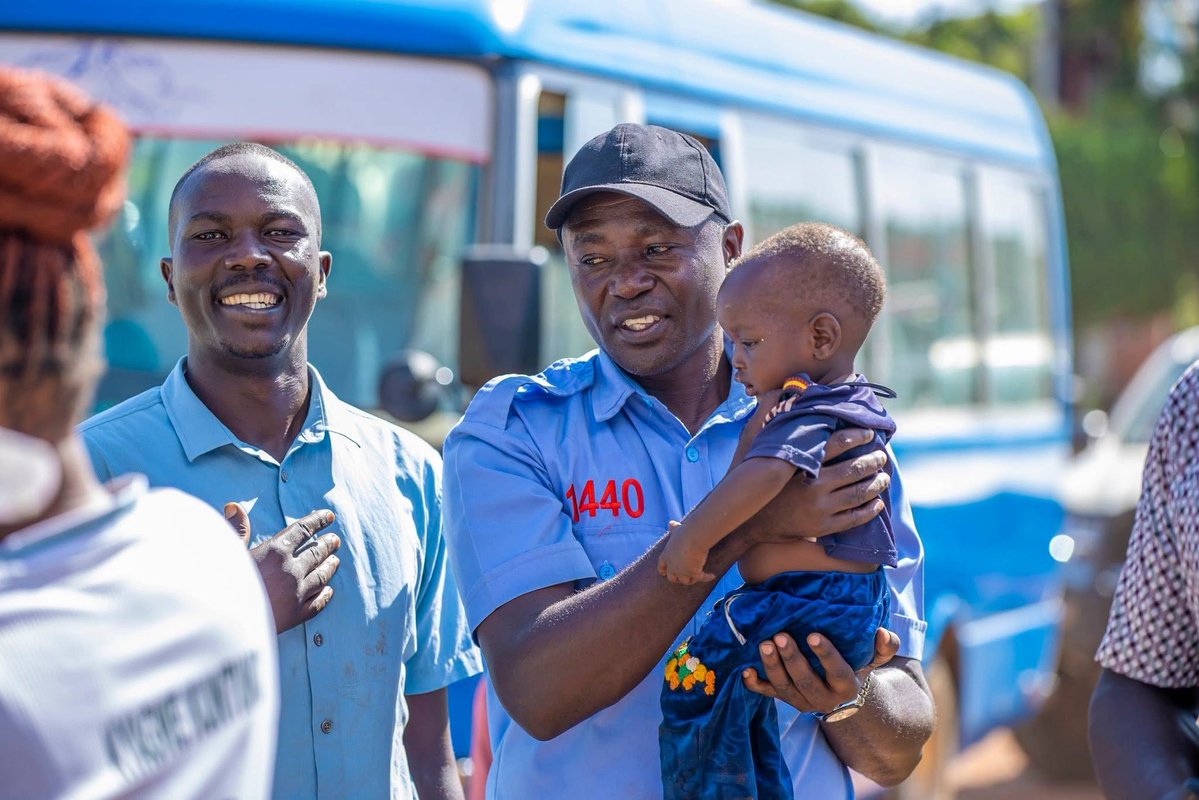 KingdomTVUganda's tweet photo. @KCCAUG  ekutte abaana 149 abasabiriza ku nguudo z’e Kampala, omuli abawala 26 n’abalenzi 123.
Bano batwaliddwa e Masulita okubudaabudibwa n’okutegekebwa okuzzibwa mu maka gaabwe. KCCA era erabudde abantu okukomya okukozesa abaana okusabiriza, kuba abanasangibwa bajja kukwatibwa n’okuvunaanibwa.
@KCCAED 
@HonByamukama 
#KTVNews