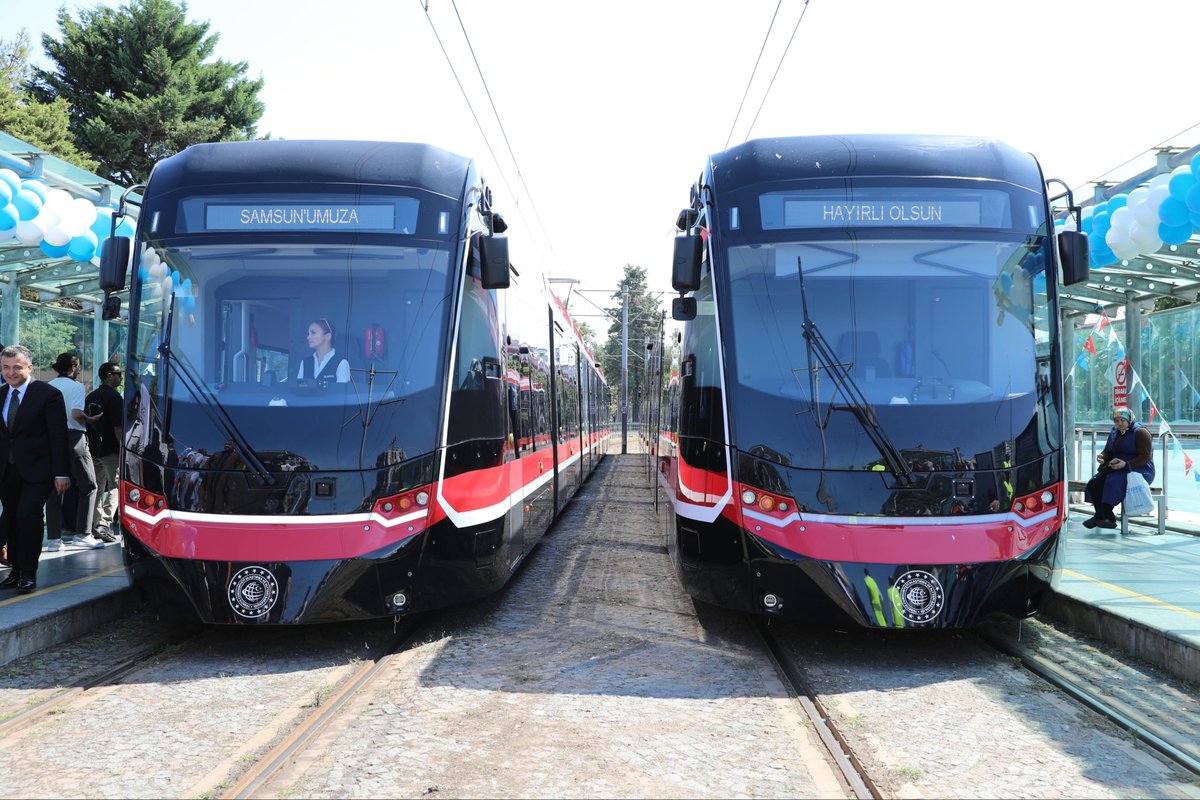 halitdoganbsk's tweet photo. Göreve geldiğimizde sözünü verdiğimiz ve imzalarını attığımız 12 yeni tramvayımızdan 2’si bugün hizmete başladı. 🚈

Samsun’umuz için kırmızı-beyaz renklerde tasarlanan;
🇹🇷 %74 yerlilik oranına sahip,
👥 402 yolcu kapasiteli,
�� 42 metre uzunluğundaki 2 yeni tramvayımızın Hizmete Alım Töreni’ni, İstiklal Meydanımızda Sayın Bakanımız Abdulkadir Uraloğlu (@a_uraloglu)’nun teşrifleriyle gerçekleştirdik.

Şehrimize, hemşehrilerimize hayırlı olsun. 

🚈 Yeni tramvaylarla daha hızlı, daha konforlu, daha güçlü bir Samsun!