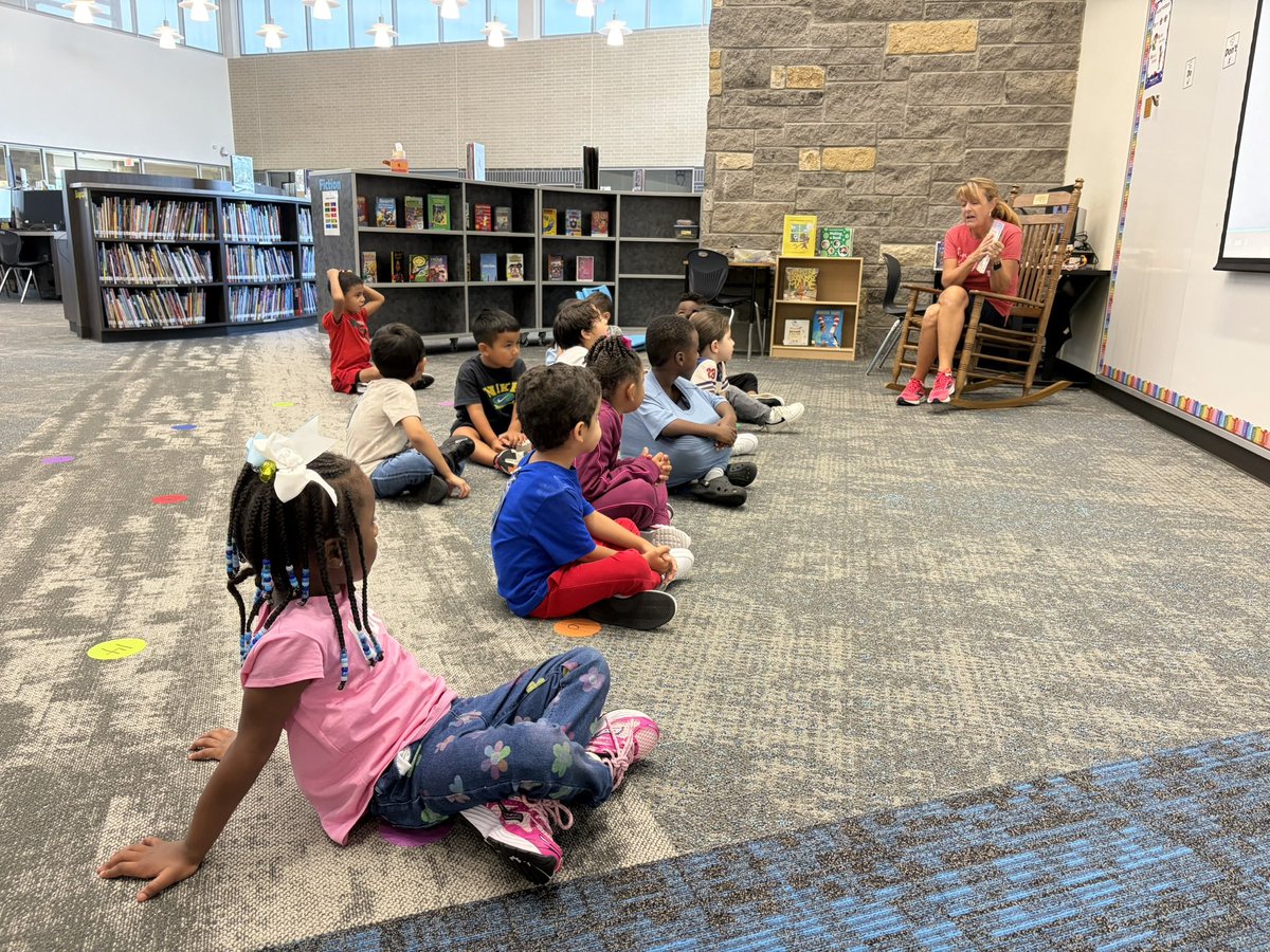 KiraBethDelgado's tweet photo. PreK had their second visit to the library. They loved making shadows! @OLE_leopards https://t.co/DYBmuVngzN