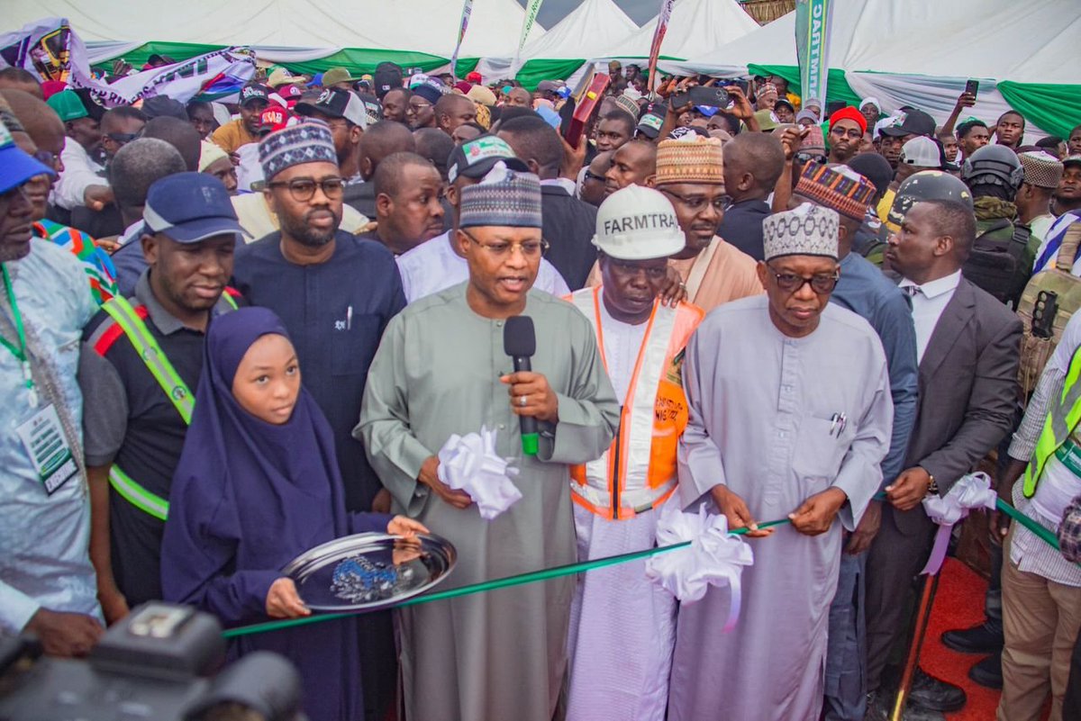 SalisuAhmafi's tweet photo. Governor Uba Sani has commissioned several key road projects, including the Zango Road to Asibitin Yara and other vital routes in Panteka, Kaduna.

Today's event underscores the administration's continued dedication to expanding road infrastructure, boosting co
#WorkingForKaduna https://t.co/wbBtgbWYWw