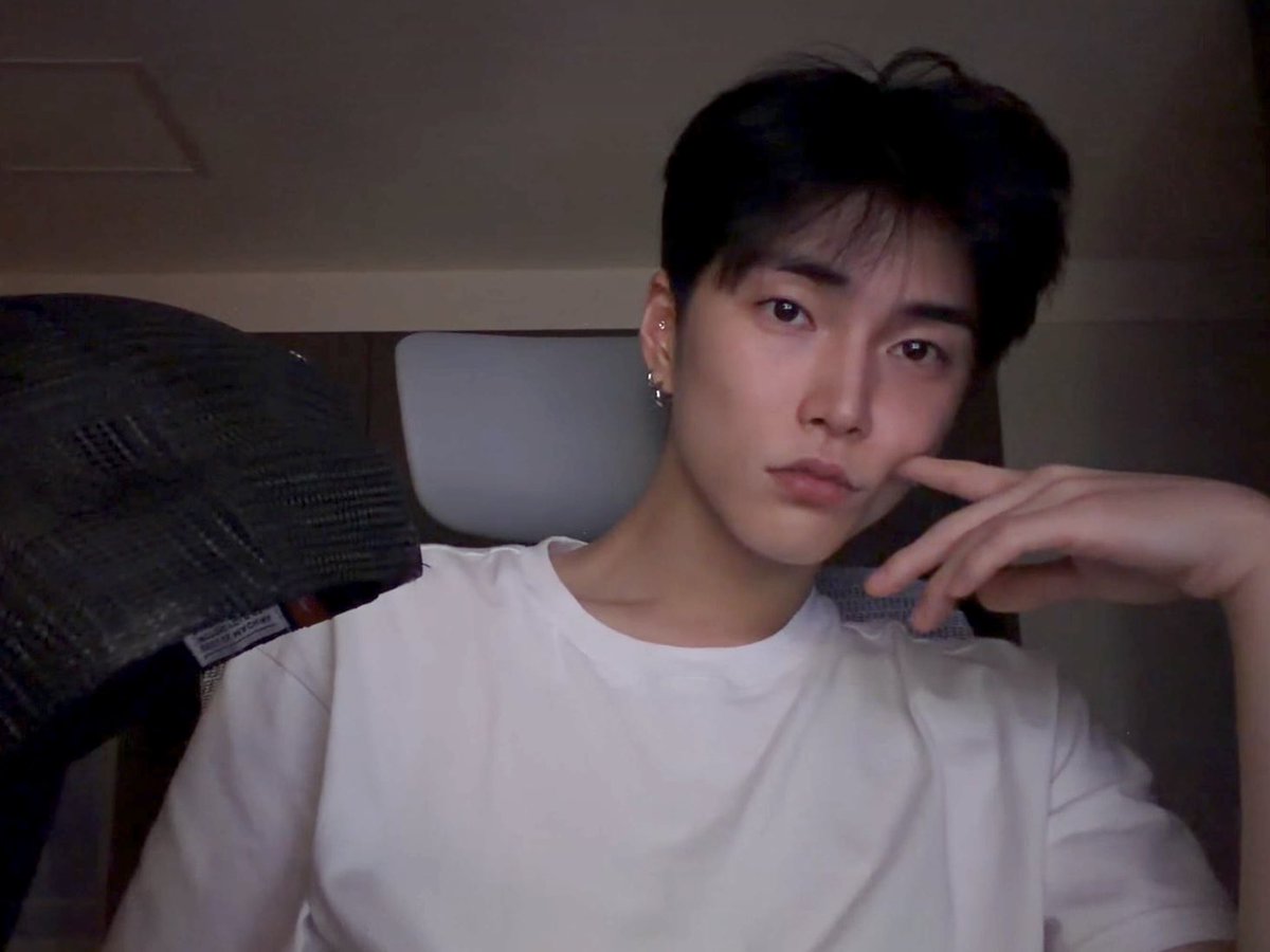 3strikesss_'s tweet photo. 홍승한 얼굴은 급이 달라ㅏㅏ.. https://t.co/D8oErbMzJO