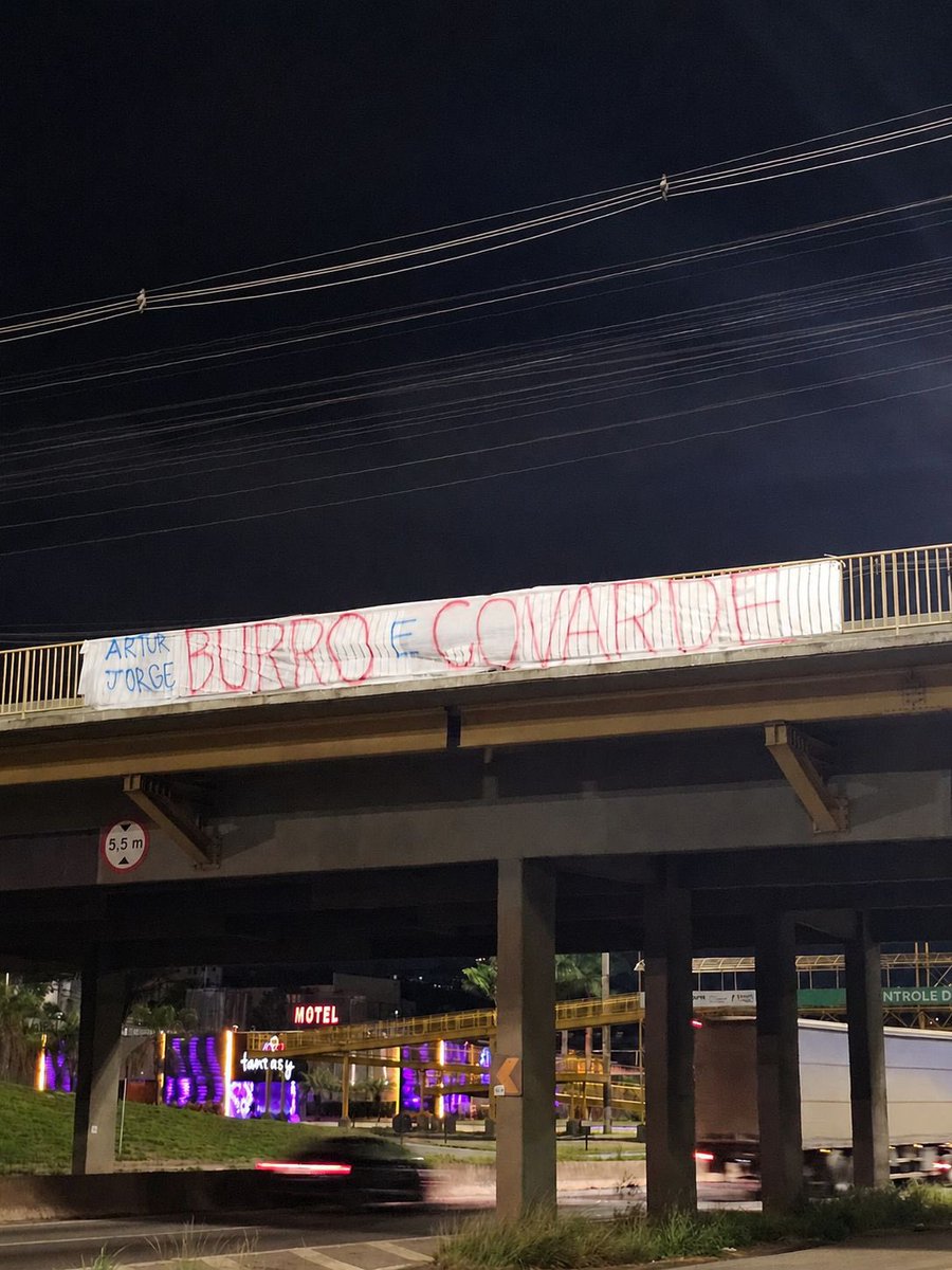 futebol_info's tweet photo. 🚨 Após nova eliminação, torcida do Cruzeiro estende faixas de protesto em Belo Horizonte:

"Elenco caro e pipoqueiro!"
"Artur Jorge: burro e covarde!"
"Spindel: veio pra quê? RUA!!!"

🗞️ @centraldatoca 
📸 Reprodução https://t.co/Hx6KsDeL72