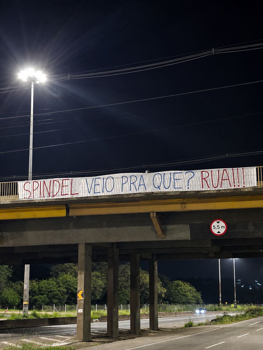 futebol_info's tweet photo. 🚨 Após nova eliminação, torcida do Cruzeiro estende faixas de protesto em Belo Horizonte:

"Elenco caro e pipoqueiro!"
"Artur Jorge: burro e covarde!"
"Spindel: veio pra quê? RUA!!!"

🗞️ @centraldatoca 
📸 Reprodução https://t.co/Hx6KsDeL72