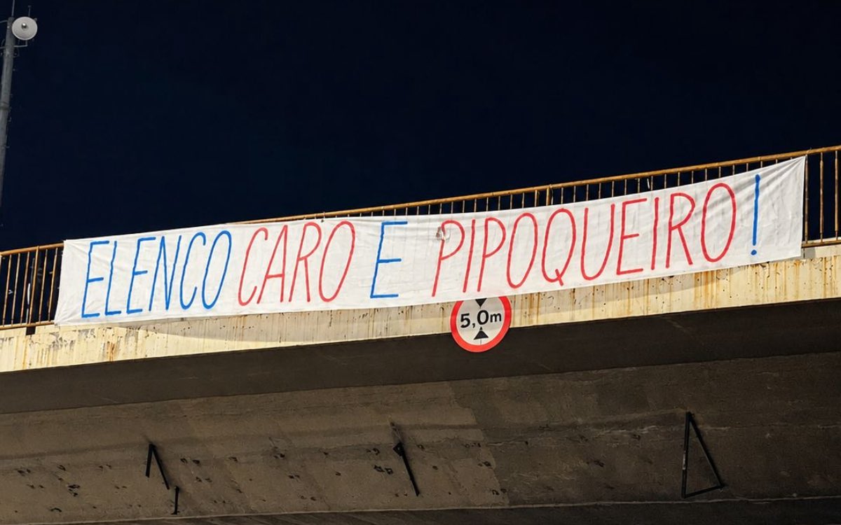 futebol_info's tweet photo. 🚨 Após nova eliminação, torcida do Cruzeiro estende faixas de protesto em Belo Horizonte:

"Elenco caro e pipoqueiro!"
"Artur Jorge: burro e covarde!"
"Spindel: veio pra quê? RUA!!!"

🗞️ @centraldatoca 
📸 Reprodução https://t.co/Hx6KsDeL72