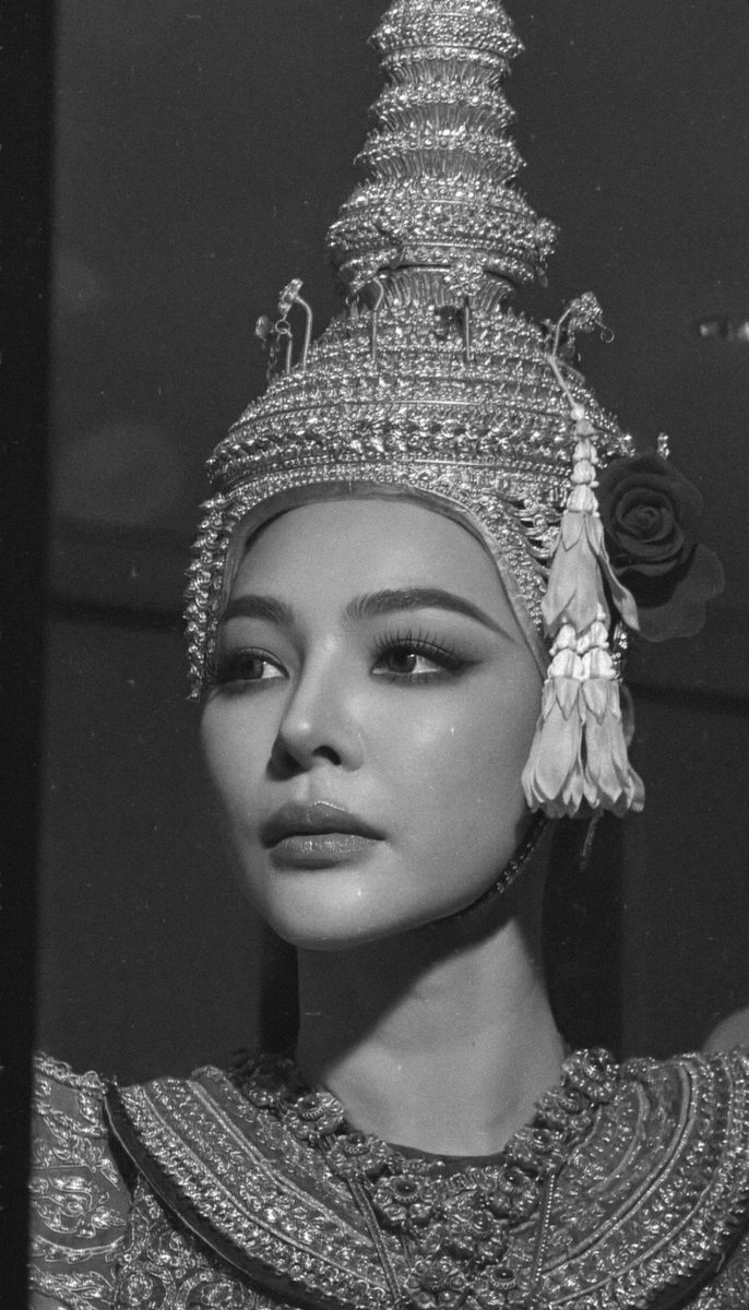 BelikeaQueen99's tweet photo. กุมาเห็นพิฝ้ายรูปนี้ ถึงกับอุทานว่า ไอเชี่ย สวยมาก ปึ้ง สวยร้องไห้ เครื่องหน้าพี่แกอะ เป๊ะมาก ยิ่งภาพโทนขาว-ดำ ดูขลังไปหมด https://t.co/jrLrfA6PEN