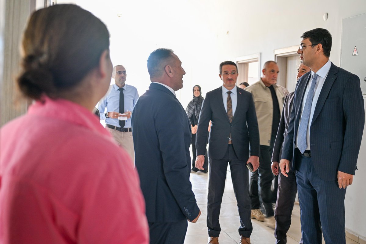 TC_UsakValiligi's tweet photo. Valimiz Dr. Serdar Kartal, Sosyal Yardımlaşma ve Dayanışma Vakfını ziyaret ederek yöneticiler ve ilgili birim sorumlularıyla değerlendirme toplantısı gerçekleştirdi.

İhtiyaç sahibi vatandaşlarımıza yönelik yürütülen sosyal yardım ve destek faaliyetleri hakkında brifing alan Valimiz, devam eden çalışmalar ile planlanan hizmetleri değerlendirdi.

Özveriyle görev yapan tüm personelimize emeklerinden dolayı teşekkür ediyor, çalışmalarında kolaylıklar ve başarılar diliyoruz.