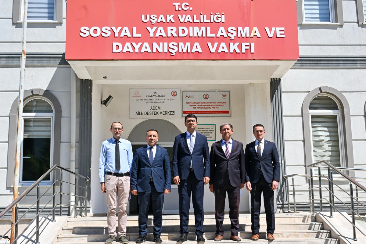 TC_UsakValiligi's tweet photo. Valimiz Dr. Serdar Kartal, Sosyal Yardımlaşma ve Dayanışma Vakfını ziyaret ederek yöneticiler ve ilgili birim sorumlularıyla değerlendirme toplantısı gerçekleştirdi.

İhtiyaç sahibi vatandaşlarımıza yönelik yürütülen sosyal yardım ve destek faaliyetleri hakkında brifing alan Valimiz, devam eden çalışmalar ile planlanan hizmetleri değerlendirdi.

Özveriyle görev yapan tüm personelimize emeklerinden dolayı teşekkür ediyor, çalışmalarında kolaylıklar ve başarılar diliyoruz.