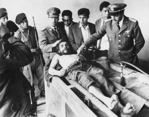 MuyEnojadoSoy's tweet photo. Mostrar a los terroristas dados de baja no es nuevo. Se hace desde hace décadas. 

El mensaje es uno solo: se entregan o caen.

Al Che Guevara también lo dieron de baja y lo exhibieron. #NoMasTerroristas https://t.co/W29b6bmcTi