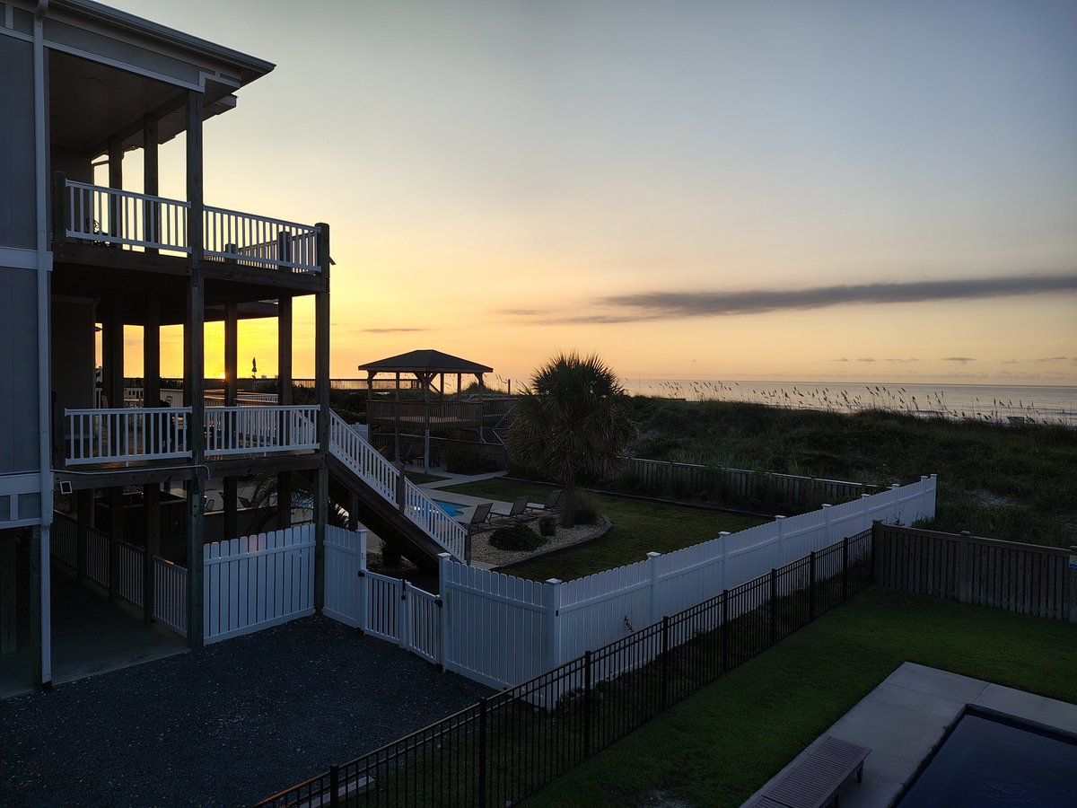 hippyseachick's tweet photo. Rise and shine my lovelies good morning from the coast of N.C.! Good morning Topsail...... https://t.co/OG3CivExEu