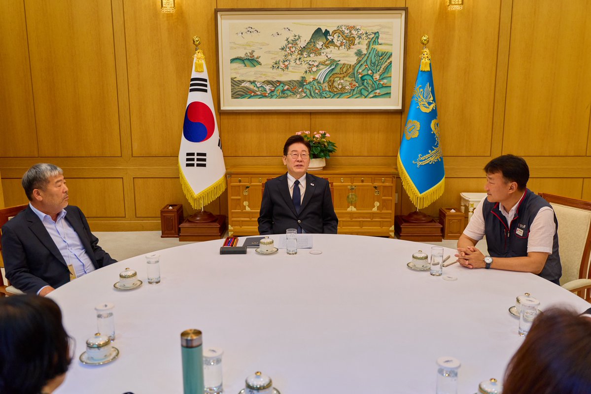 Jaemyung_Lee's tweet photo. 오늘 김동명 한국노총 위원장님과 양경수 민주노총 위원장님을 만나 노동 현안과 사회적 대화에 대해 이야기를 나눴습니다.

마침 오늘이 김동명 위원장님의 생신이라 작지만 정성을 담은 케이크로 깜짝 축하를 건넸습니다. 뜻밖의 파티에 활짝 웃으시는 위원장님 덕분에 대화의 문도 한층 훈훈하게 열렸습니다. 다시 한번 축하드립니다.

메가프로젝트의 성공적인 추진부터 정년연장, AI 전환에 따른 노동의 변화와 양극화 해소까지 함께 풀어야 할 일이 참 많습니다.

노동계의 목소리를 충분히 듣고, 현장의 어려움과 고민을 하나씩 해결해 나가겠습니다.

특히 민주노총에서 사회적 대화에 다시 함께하는 논의가 시작된 것을 매우 뜻깊게 생각합니다. 양대 노총이 함께하는 사회적 대화가 활발하게 이어지길 기대합니다.