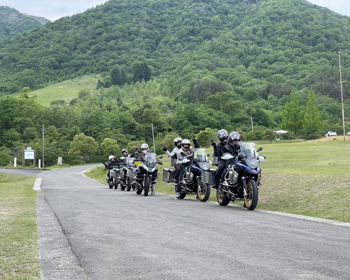 GerardoSchog's tweet photo. Makino Plateau, near Kyoto in Fukui Prefecture, features a straight road lined with towering sequoias. Seasonal colors transform the scenery, and a nearby campsite offers barbecues surrounded by nature. https://t.co/IbGIiCeDqu