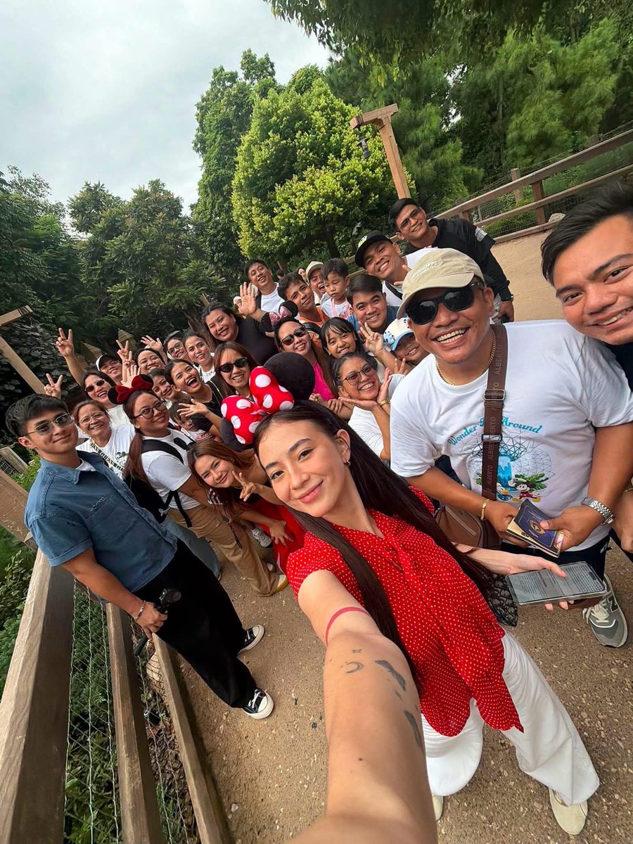 cutieyabmat's tweet photo. Ang cute po ng mga photos ng jmfyang with cvs po... Don't know pero feel mo ung sinasabi nilang "mahal ng cvs" sa mga photos po talaga.. 😊

#JMFyang https://t.co/8jcURYwnmV