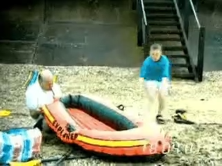 Gui41TV's tweet photo. @maggotsimyhead @jnlst_ KKKKKKKKKKKKK achei essa porra mas n dá pra postar
n era uma boia, era um bote inflável https://t.co/01INO3EdbX