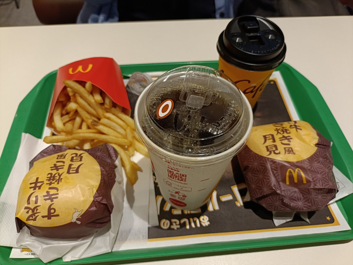 sui_900's tweet photo. マクドで炙り牛すき焼き風月見食べてきた🎑🍔😋 https://t.co/Nh4YRvq0AS