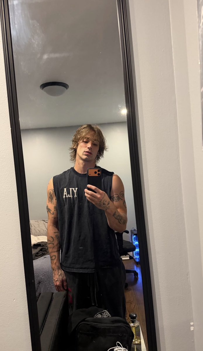 vincenzohacker's tweet photo. oh he knows he's fine https://t.co/IMjaS3BFnf
