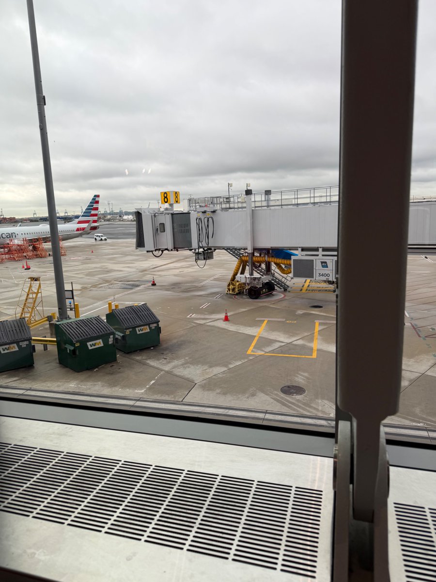 usedtobeusatty's tweet photo. Go to gate A8, they said. Your flight will now be departing from there, they said.

Gate A8… https://t.co/IEfSeaTXtB