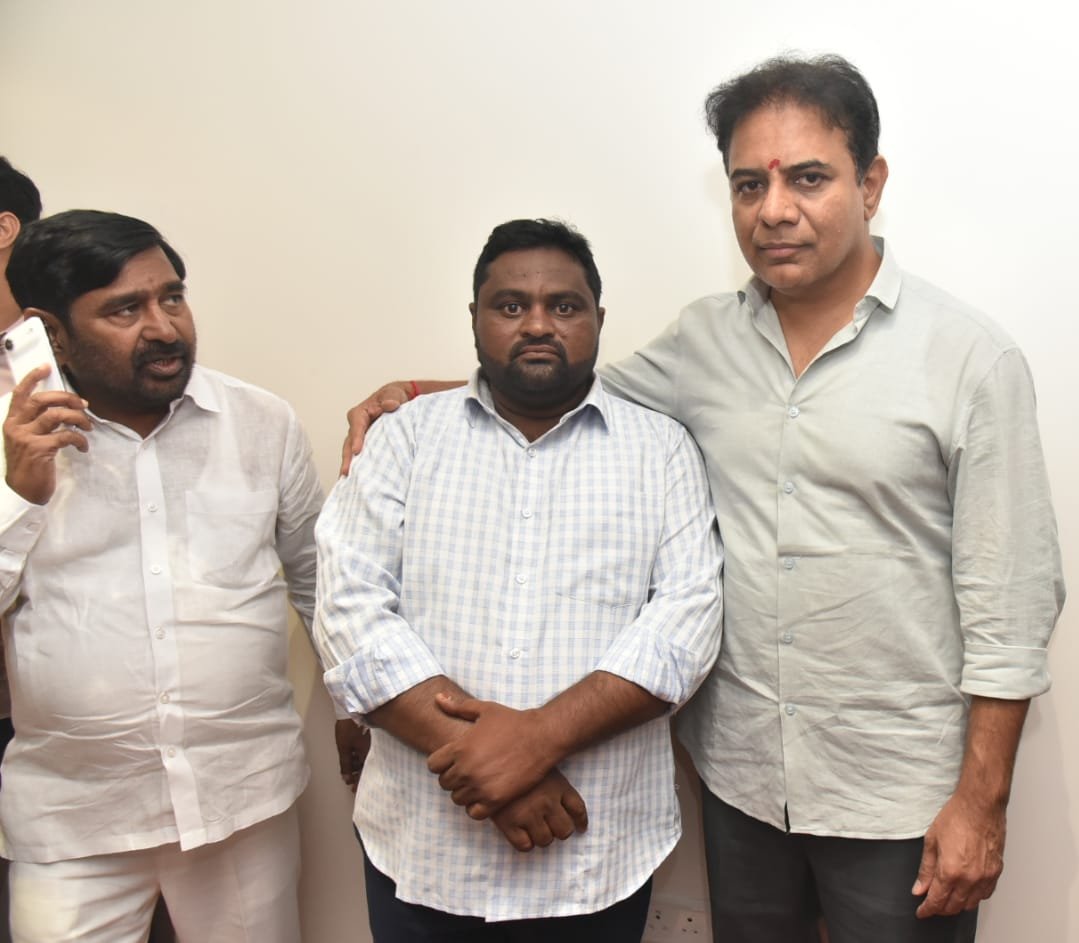 KUNTIGORLALING3's tweet photo. ఈరోజు మిర్యాలగూడ రైతు సదస్సుకు వెళ్తున్న బిఆర్ఎస్ పార్టీ వర్కింగ్ ప్రెసిడెంట్, ఐటీ పురపాలక శాఖ మాజీ మంత్రివర్యులు KTR అన్న గారిని నల్గొండ లో కలవడం జరిగింది. @KTR_News @KTRBRS @mckotireddy @jagadishBRS @BRSparty @BRSTechCell @BRSParty_News https://t.co/zVGgq8sYbB