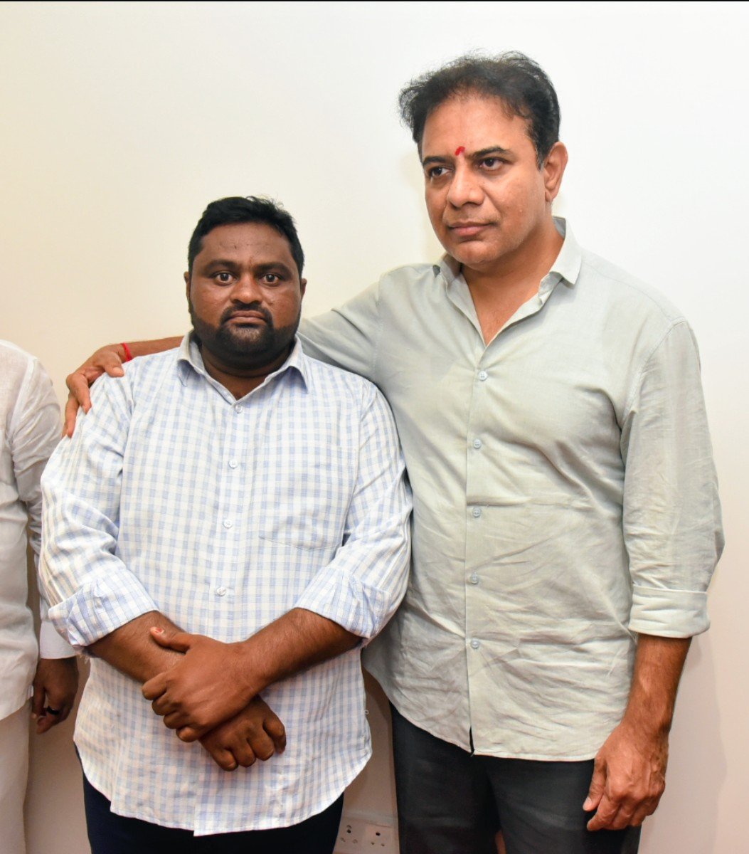 KUNTIGORLALING3's tweet photo. ఈరోజు మిర్యాలగూడ రైతు సదస్సుకు వెళ్తున్న బిఆర్ఎస్ పార్టీ వర్కింగ్ ప్రెసిడెంట్, ఐటీ పురపాలక శాఖ మాజీ మంత్రివర్యులు KTR అన్న గారిని నల్గొండ లో కలవడం జరిగింది. @KTR_News @KTRBRS @mckotireddy @jagadishBRS @BRSparty @BRSTechCell @BRSParty_News https://t.co/zVGgq8sYbB