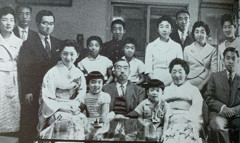 hoyaminabe's tweet photo. 逆に言えば600年皇室に寄り添ってきた「もう一つの皇族」で、伏見宮家は今の皇室の本家筋。
祖を同じくする一族です。
なお、親等で言えば東久邇宮家の三人の「陛下の従兄弟」が4親等。その孫で6親等。
陛下の同級生賀陽さんが三従兄弟で8親等、その息子達9親等。
とても近いですよ。 https://t.co/T2UryVTaEF
