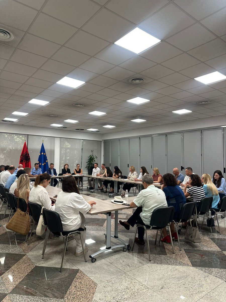AlbanianDiplo's tweet photo. Procedura më të qarta, bashkëpunim më i mirë dhe standarde të garantuara për studentët e huaj që zgjedhin Shqipërinë.🎓

Në Ditën e Hapur të organizuar nga MEPJ, mbi 30 përfaqësues të universiteteve publike dhe private diskutuan me institucionet përgjegjëse për lehtësimin e procedurave të vizave dhe lejeve të qëndrimit, pa cenuar kërkesat e sigurisë dhe përgjegjshmërisë institucionale.

🔗 https://t.co/YZEMex0Gg3