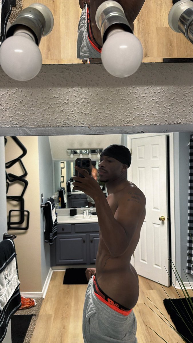 iamkingcjayy's tweet photo. IG story              Vs.         Close Friends 🟢 https://t.co/aMm4h4A0S9