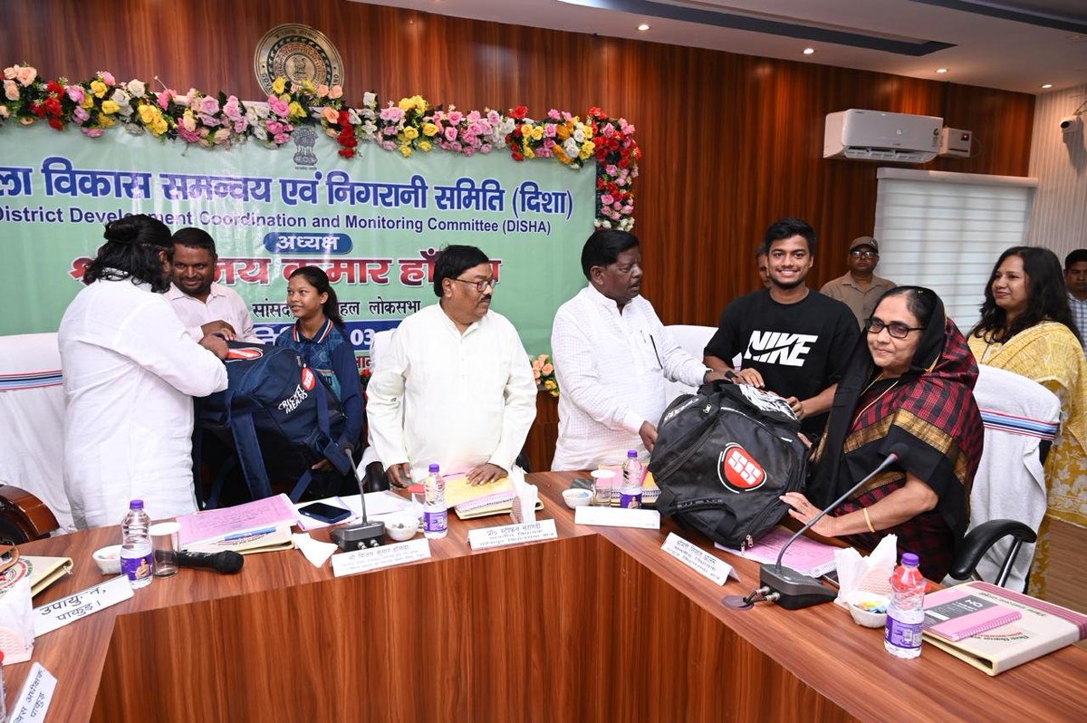 DSOSportsPakur's tweet photo. आज दिशा की ब��ठक में उपायुक्त पाकुड़, पुलिस अधीक्षक पाकुड़ तथा पाकुड़, महेशपुर एवं लिट्टीपाड़ा  विधानसभा के माननीय विधायकों की गरिमामय उपस्थिति में राजमहल लोकसभा के सांसदआदरणीय श्री विजय कुमार हांसदा जी पाकुड़ जिला से राष्ट्रीय प्रतियोगिता में प्रतिभागी रहे खिलाडियों को समाहरणालय https://t.co/G7buMmenpM