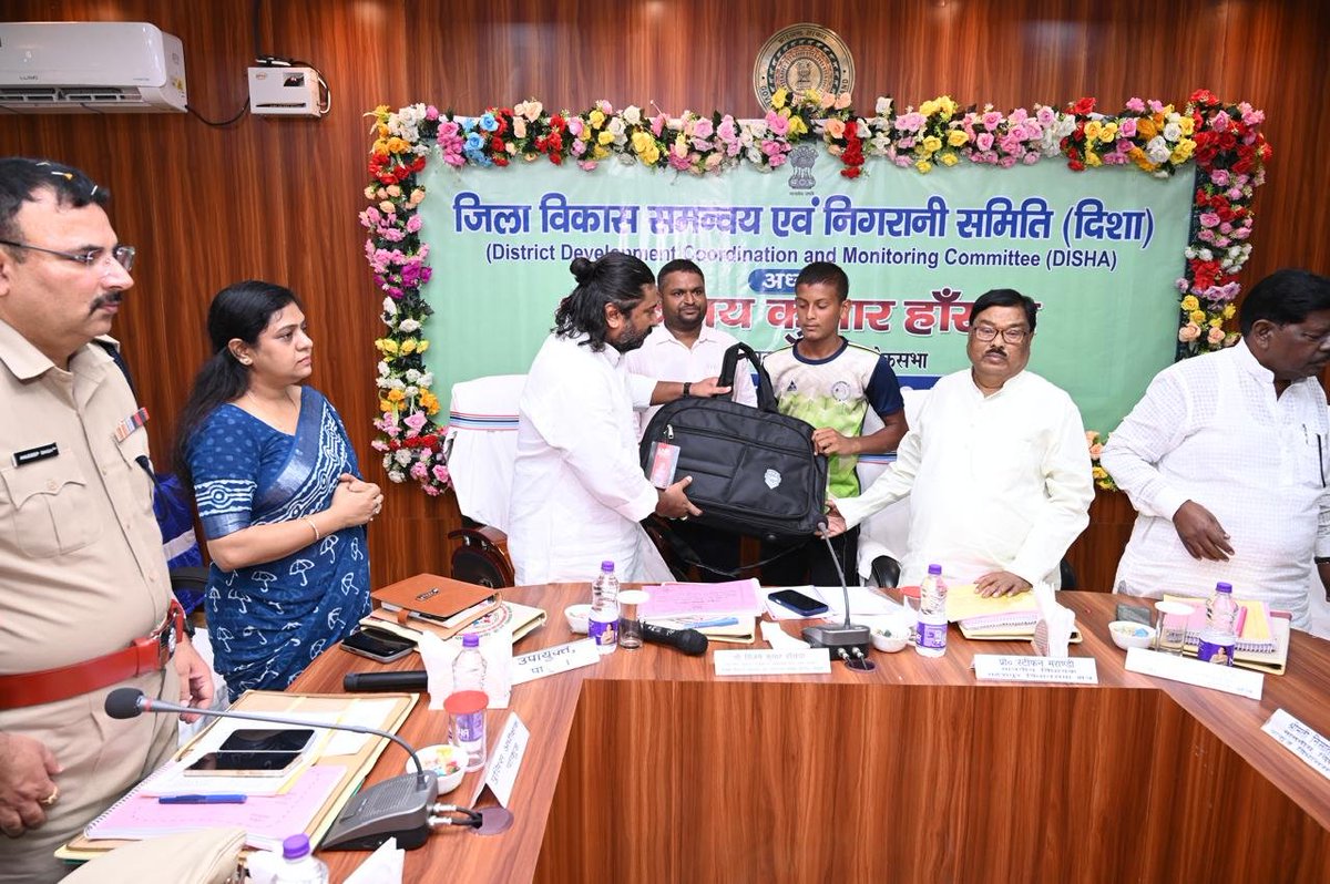 DSOSportsPakur's tweet photo. आज दिशा की ब��ठक में उपायुक्त पाकुड़, पुलिस अधीक्षक पाकुड़ तथा पाकुड़, महेशपुर एवं लिट्टीपाड़ा  विधानसभा के माननीय विधायकों की गरिमामय उपस्थिति में राजमहल लोकसभा के सांसदआदरणीय श्री विजय कुमार हांसदा जी पाकुड़ जिला से राष्ट्रीय प्रतियोगिता में प्रतिभागी रहे खिलाडियों को समाहरणालय https://t.co/G7buMmenpM