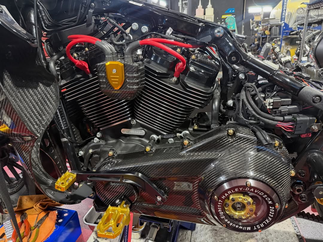 SenaidaMonvq5's tweet photo. ’23 FXLRST custom build in progress! It’s almost complete. https://t.co/DhGjSQStrR