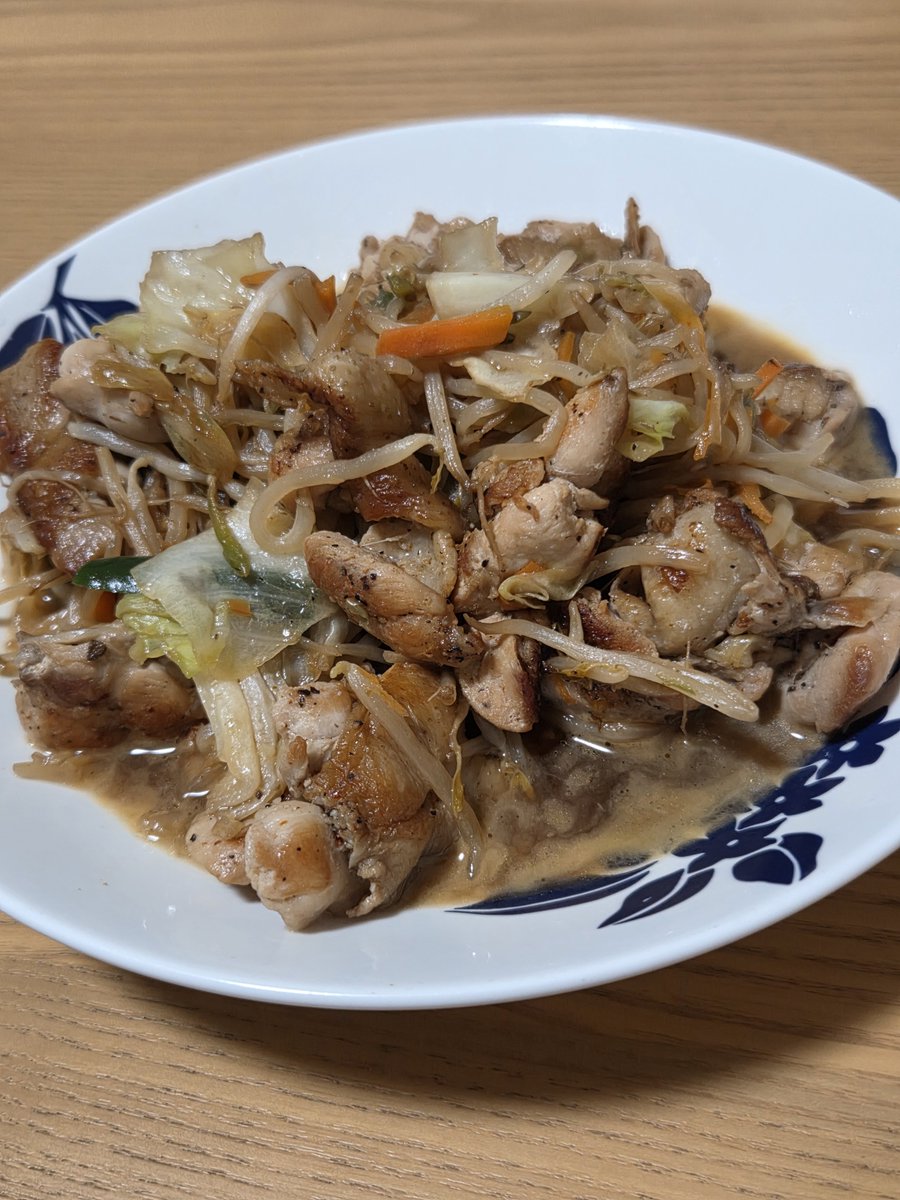 abbey_Serpent's tweet photo. 今日のご飯

左:野菜炒め
右:油揚げとしめじの卵とじ

スピード調理ご飯
炊飯器にスイッチを入れて調理開始⏰
ご飯が炊き上がる前に調理終了
炊きたてご飯と一緒にいただきます🍴🙏
今日もしっかり食べて明日も元気になーれ⭐

#料理
#家庭料理 https://t.co/AYbRknTFSk